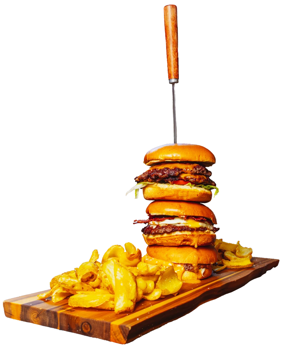 Torre di smash burger con patate su tagliere di legno