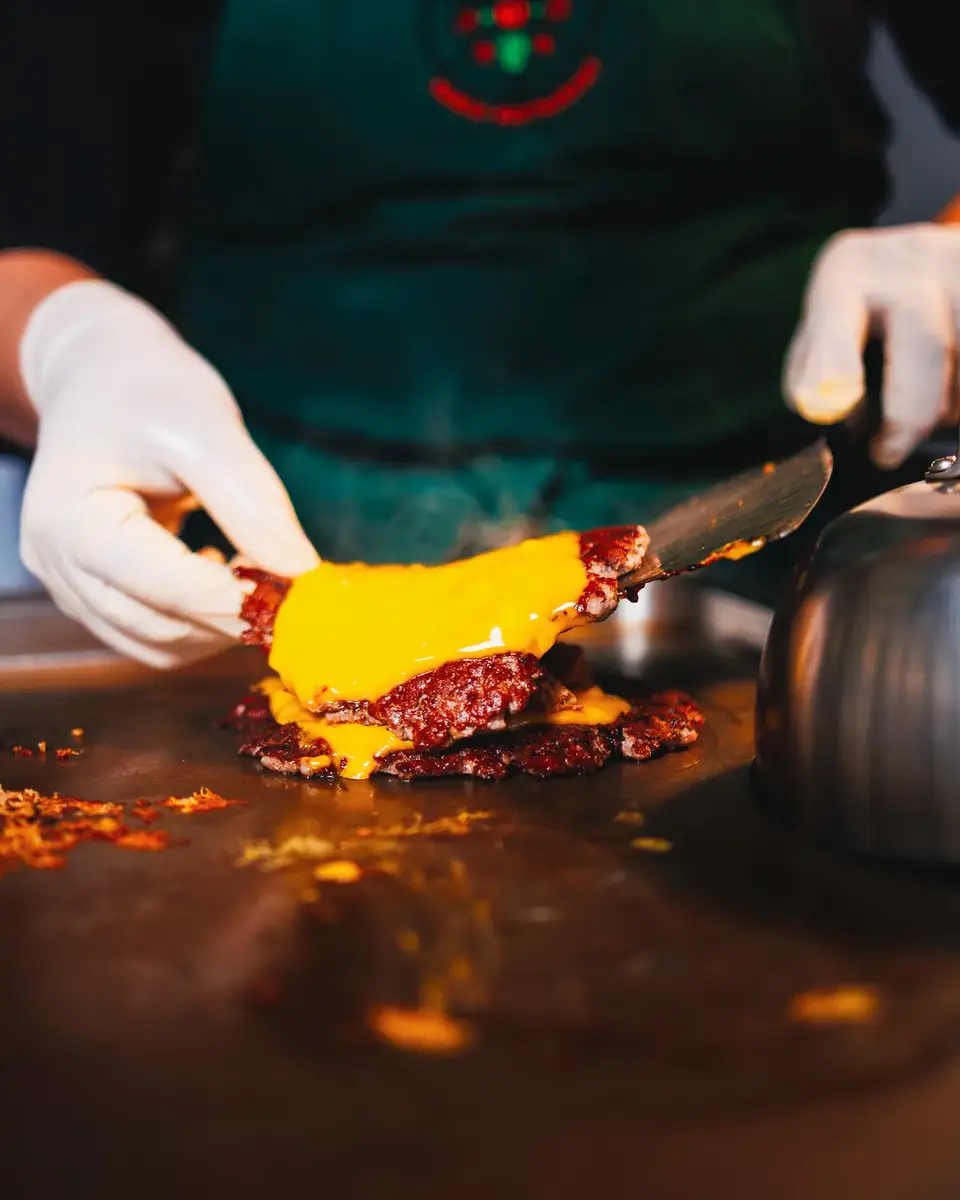 Smash burger schiacciato sulla piastra da Pizzzland